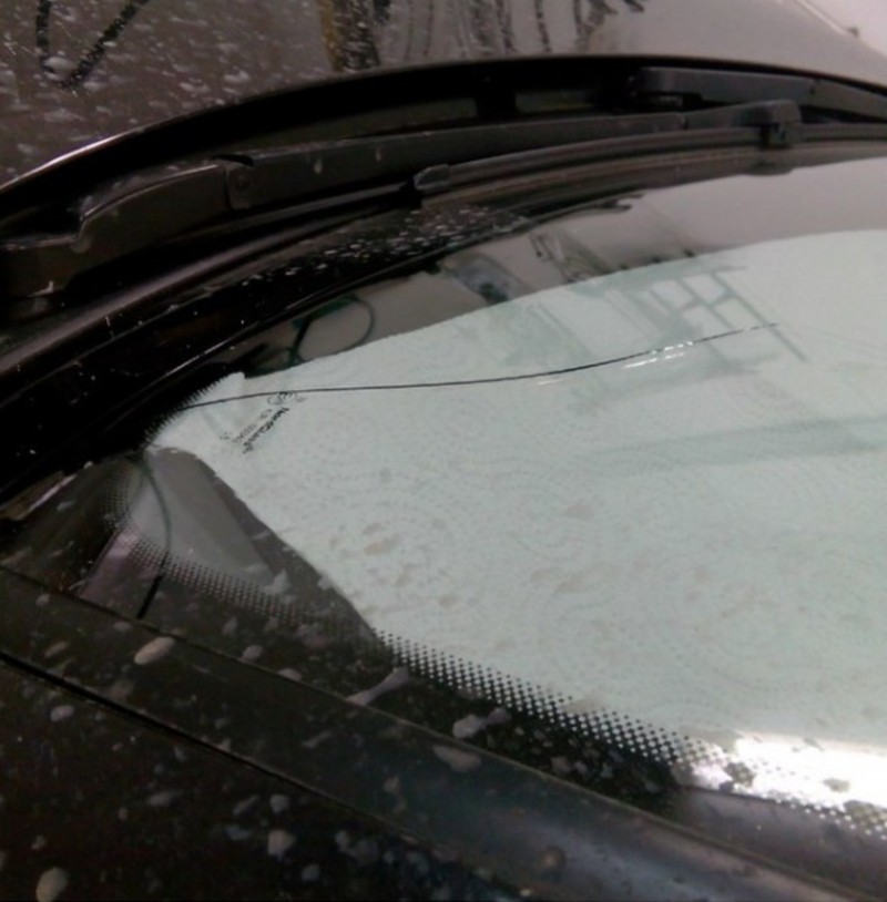 Трещина лобового стекла екатеринбург. Трещина лобового стекла на w213. Треснутое лобовое стекло Шевроле Круз. Лобовое стекло треснутое на BMW 5. Трещина ветрового стекла.